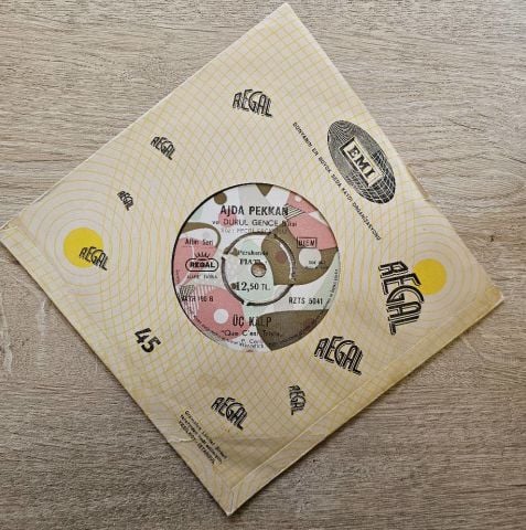 Ajda Pekkan – Dünya Dönüyor / Üç Kalp 45LİK PLAK