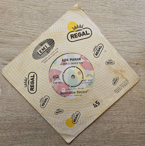 Ajda Pekkan – Sevdiğim Adam / Boşvermişim Dünyaya 45LİK PLAK