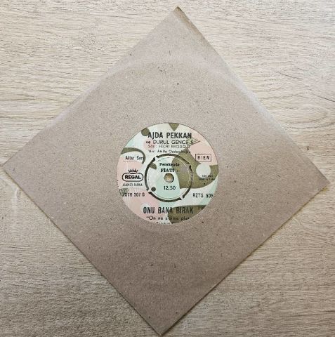 Ajda Pekkan – Kimdir Bu Sevgili / Onu Bana Bırak 45LİK PLAK