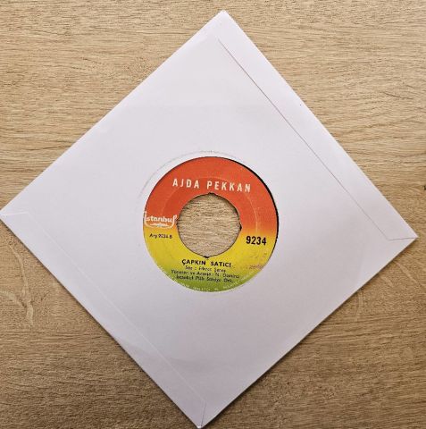 Ajda Pekkan – Olanlar Oldu Bana / Çapkın Satıcı 45LİK PLAK