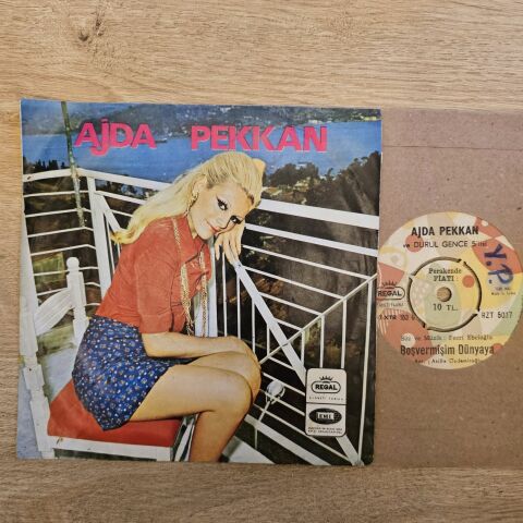 Ajda Pekkan – Sevdiğim Adam / Boşvermişim Dünyaya 45LİK PLAK