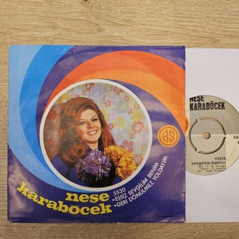 Neşe Karaböcek – Eşsiz Sevgilim Benim / Geri Dönülmez Yoldayım45LİK PLAK