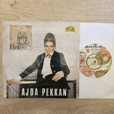 Ajda Pekkan – Kimdir Bu Sevgili / Onu Bana Bırak 45LİK PLAK