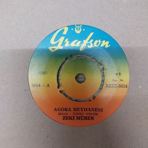 Zeki Müren – Agora Meyhanesi / İnsanlığı Aradım İnsan Gölgelerinde 45LİK PLAK
