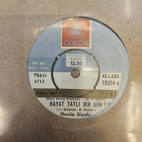 Nesrin Sipahi – Son Yaprak / Hayat Tatlı Bir Rüya 45LİK PLAK