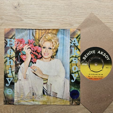 Behiye Aksoy – Sevmekten Kim Usanır / Kıskanırım 45LİK PLAK