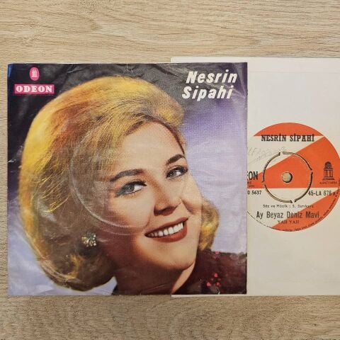 Nesrin Sipahi – Tez Geçsede / Ay Beyaz Deniz Mavi 45LİK PLAK