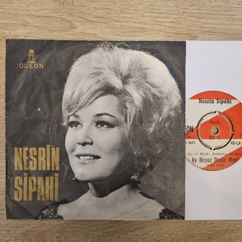Nesrin Sipahi – Tez Geçsede / Ay Beyaz Deniz Mavi 45LİK PLAK